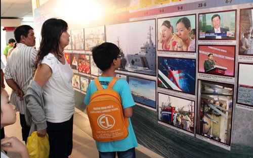 Photo exhibition on joint efforts to defend East Sea territorial sovereignty opens - ảnh 1